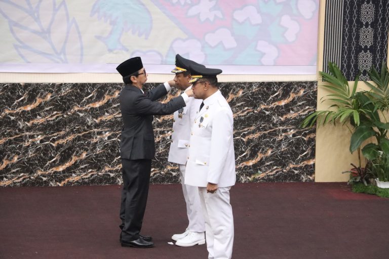Azmat Kalake Lantik Penjabat Bupati Kupang dan Ende, Ayodhia Kalake Minta Berikan ...